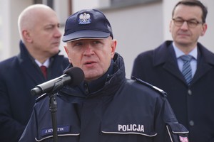 Przemawia Komendant Główny Policji gen. insp. Jarosław Szymczyk, w tle Minister Joachim Brudzińki i Premier Morawiecki