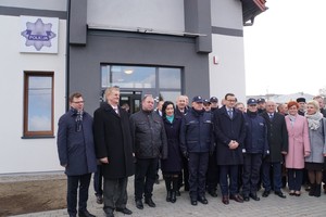 Zdjęcie grupowe z zaproszonymi goścmi przed budynkiem posterunku