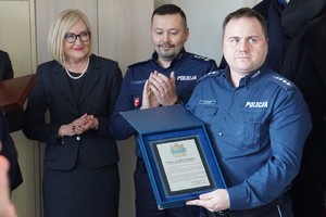 Wręczenie pamiątkowej tablicy kierownikowi Posterunku Policji w Dubeninkach