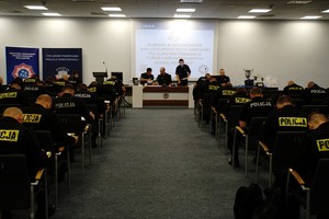 Policjanci podczas konkurencji test wiedzy