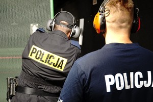 Policjant z instruktorem podczas strzelania