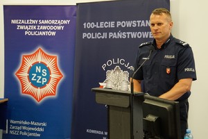 Policjanci otrzymują puchary i medale