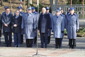 zdjęcie przedstawia Ministra Spraw Wewnętrznych i Administracji Joachima Brudzińskiego w towarzystwie kadry kierowniczej policji