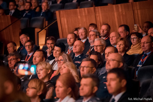 goście koncertu, w centralnej części zdjęcia gen. insp. Jarosław Szymczyk z Sekretarzem Generalnym Interpolu Jurgenem Stockiem