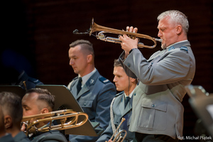 Trębacz z Orkiestry Komendy Wojewódzkiej Policji w Katowicach podczas koncertu