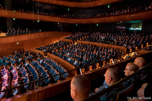 widownia sali koncertowej NOSPR podczas koncertu z okazji 100. rocznicy powstania Policji Państwowej