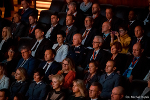 widownia koncertu, w centralnej części gen. insp. Jarosław Szymczyk z Sekretarzem Generalnym Interpolu Jurgenem Stockiem