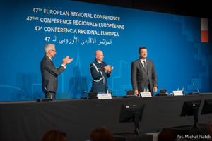 Zdjęcie przedstawia Sekretarza Interpolu i Komendanta Głównego klaszczących po przemówieniu Wiceprezydenta Interpolu