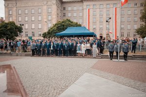 Uczestnicy Wojewódzkich Obchodów Święta Policji w Katowicach. W tle Śląski Urząd Wojewódzki