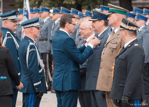 Premier Mateusz Morawiecki w towarzystwie kierownictwa Policji wręcza medale odznaczonym osobom