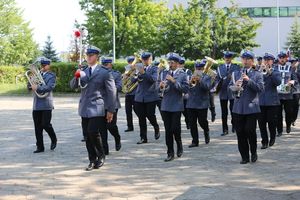 Orkiestra idąca przez plac apelowy OPP w Katowicach