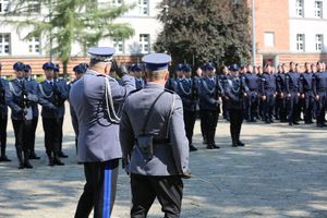 Komendant Wojewódzki Policji w Katowicach w asyście dowódcy oddaje honory sztandarowi KWP w Katowicach.