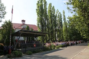 Trybuna z kadrą kierowniczą Śląskiej Policji na placu apelowym wraz z rodzinami i bliskimi ślubujących policjantów.