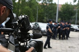 Operator kamery filmuje policjantów z kompanii honorowej