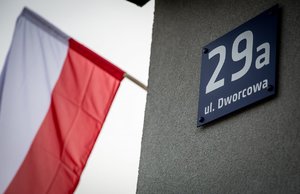 zdjęcie kolorowe: tabliczka z adresem na budynku Posterunku Policji w Milówce