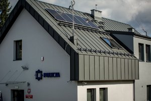 zdjęcie kolorowe: dach budynku Posterunku Policji w Istebnej z kolektorami słonecznymi