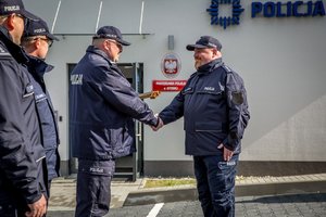 zdjęcie kolorowe: Komendant Wojewódzki Policji w Katowicach wręcza kierownikowi Posterunku Policji w Istebnej symboliczny klucz