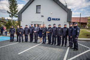 zdjęcie kolorowe: wspólne zdjęcie policjantów oraz gości biorących udział w otwarciu Posterunku Policji w Istebnej