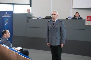Zdjęcie kolorowe. Zastępca Komendanta Wojewódzkiego Policji w Katowicach insp. Mariusz KRZYSTYNIAK