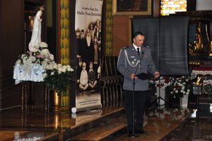 Naczelnik Wydziału Bezpieczeństwa Informacji Komendy Wojewódzkiej Policji w Katowicach zabiera głos podczas mszy świętej