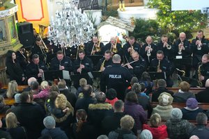 Orkiestra Komendy Wojewódzkiej Policji w Katowicach podczas charytatywnego koncertu.