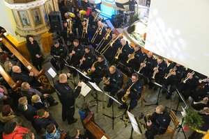 Orkiestra Komendy Wojewódzkiej Policji w Katowicach podczas charytatywnego koncertu w kościele.