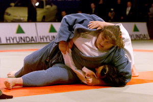 Zawodniczki judo podczas walki na macie