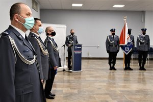 Przedstawiciele kierownictwa śląskiej Policji, lektor oraz poczet sztandarowy Komendy Wojewódzkiej Policji w Katowicach.