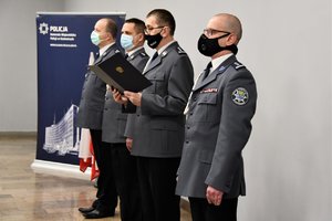 Komendant Wojewódzki Policji w Katowicach odczytuje rotę ślubowania, obok niego stoją przedstawiciele kierownictwa śląskiej Policji.