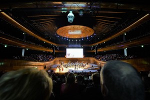 Zdjęcie. Sala pełna gości oraz orkiestra na scenie.