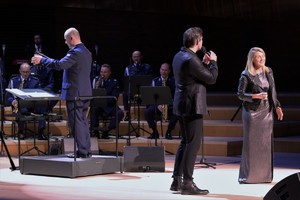 Zdjęcie przedstawia wokalistów i orkiestrę.
