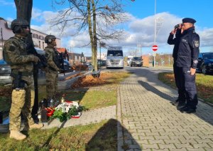 Za-ca komendanta Wojewódzkiego Policji i dowódca SPAP oddają hołd pod pomnikiem zamordowanego policjanta