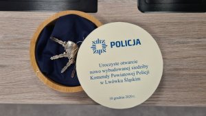 Na zdjęciu klucze do nowo otwartej Komendy Powiatowej Policji w Lwówku Śląskim. I etykietka z napisem POLICJA, uroczyste otwarcie nowo wybudowanej siedziby Komendy Powiatowej Policji w Lwówku Śląskim.
