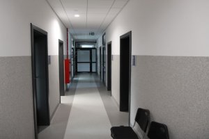 Na zdjęciu korytarz w nowym komisariacie policji w Bogatyni.