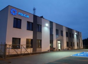 Na zdjęciu nowy komisariat policji w Bogatyni - zdjęcie budynku nocą.
