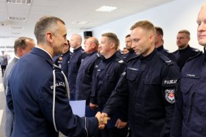 Komendant KWP w Lublinie wręcza list gratulacyjny policjantowi
