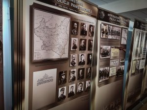 zdjęcie wystawy fotografii dotyczących historii formacji policyjnej przygotowanej przez Biuro Historii i Tradycji Komendy Głównej Policji.