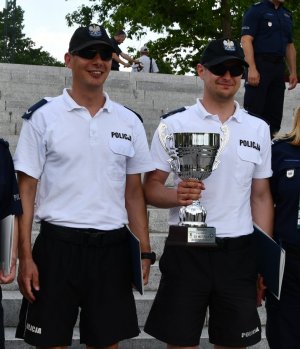 Policjanci ze Szczecina pozują do zdjęcia razem z pucharem.