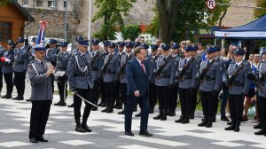 Minister Jarosław Zieliński, który idzie przed ustawionymi w szyku policjantami