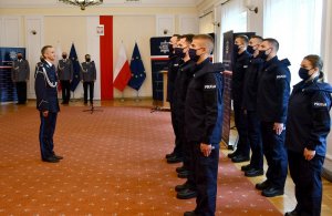 Komendant Wojewódzki Policji w Białymstoku inspektor Robert Szewc wita się z nowo przyjętymi funkcjonariuszami.