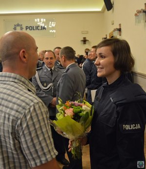 Nowa policjantka odbiera gratulację