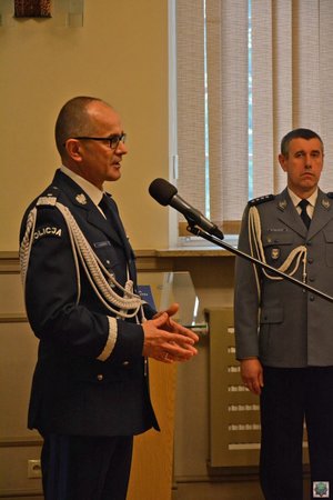 Komendant wojewódzki w trakcie przemowy do nowych policjantów